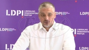 Jovanoviću razbili automobil